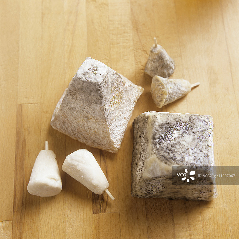 金字塔形山羊奶酪和梨形山羊奶酪（灰白两种）图片素材