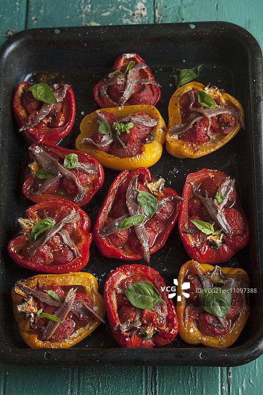 填馅烤辣椒配凤尾鱼和罗勒图片素材