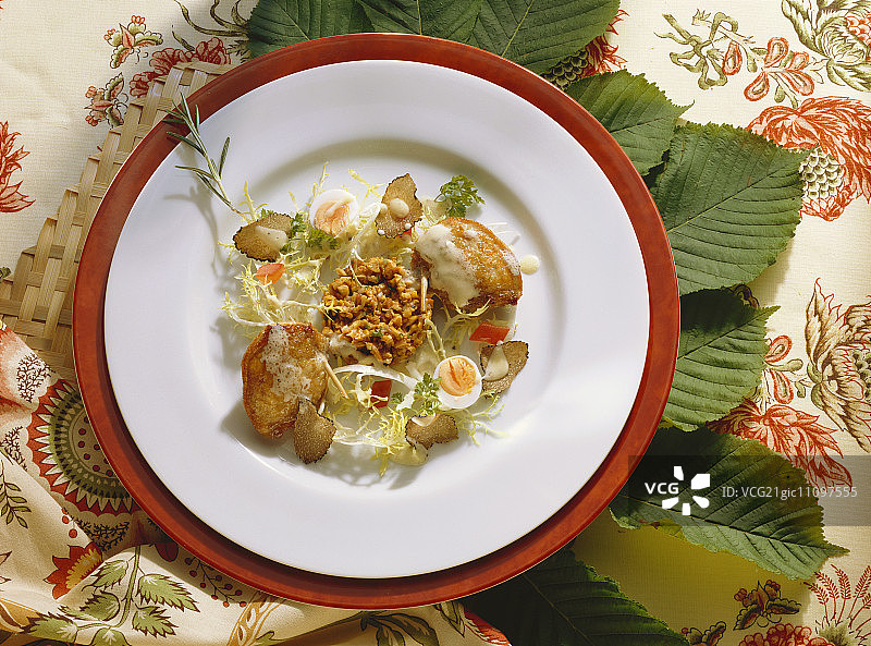 切碎的鸡油菌鹌鹑胸脯图片素材