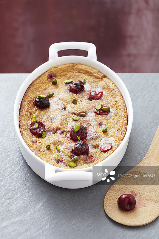 樱桃开心果法式烤布丁图片素材