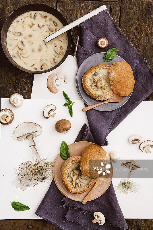 面包碗里的奶油蘑菇汤图片素材