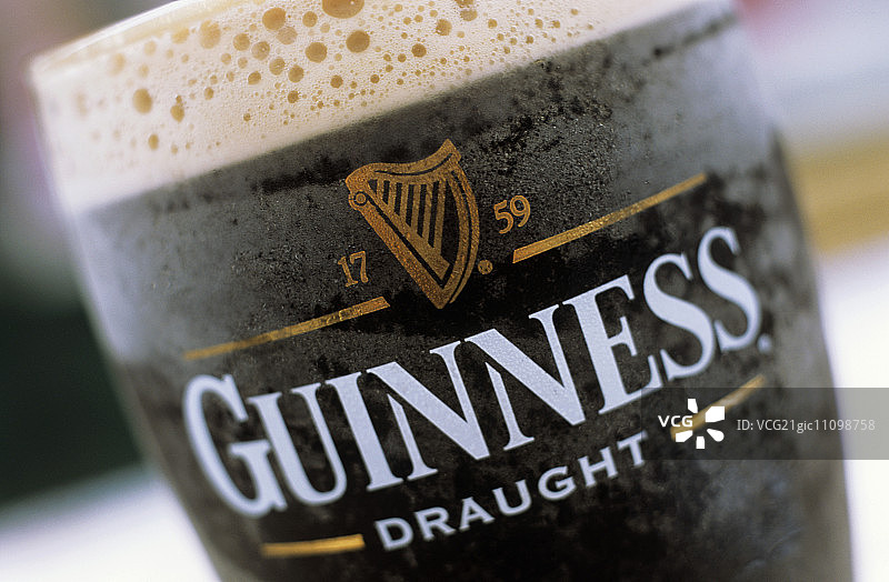 一杯吉尼斯黑啤酒（特写）图片素材