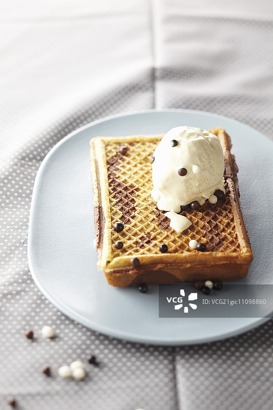 搭配黑白巧克力和冰淇淋的大理石华夫饼图片素材
