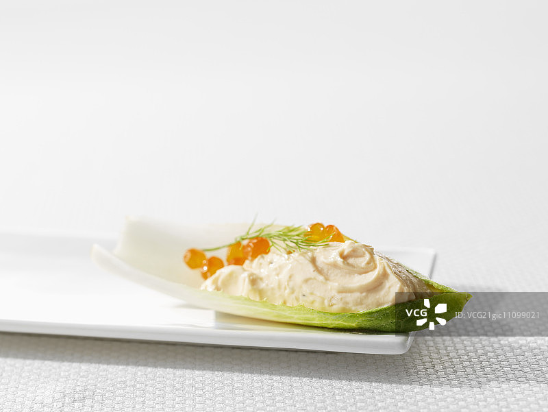 菊苣叶上的鱼子酱鲑鱼慕斯图片素材