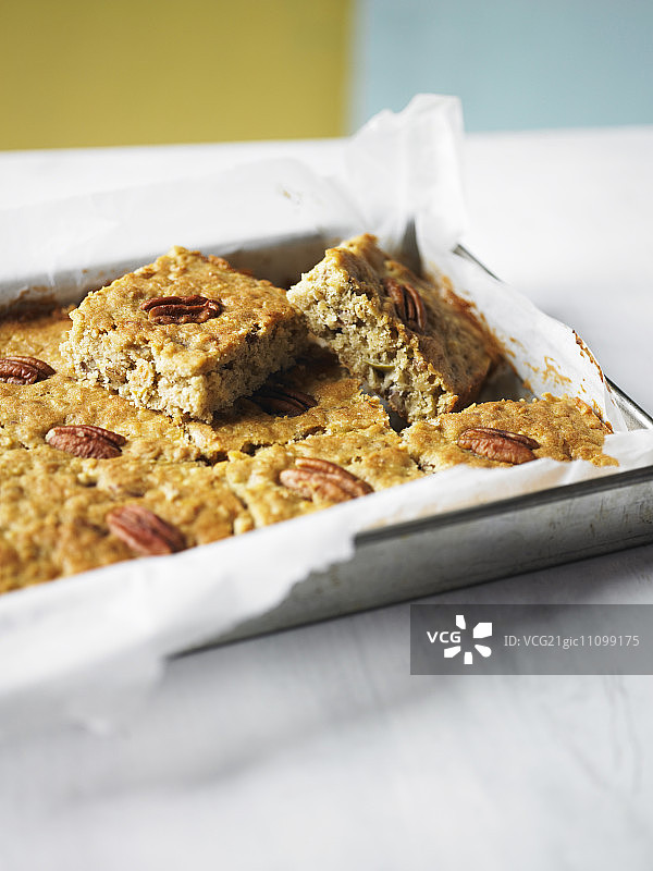 含苹果燕麦和山核桃的麦片棒图片素材