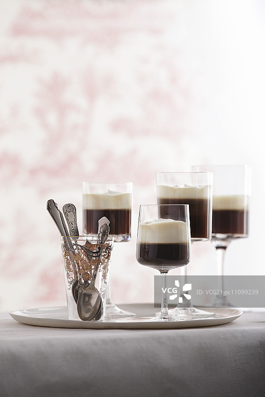 加朗姆酒和奶油的咖啡图片素材