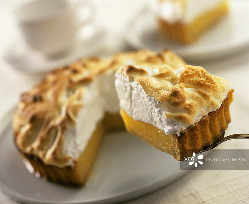 柠檬蛋白派，切块，蛋糕片上的一块图片素材