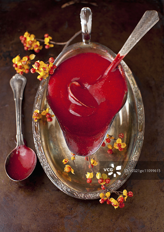 一罐浆果库利酱，配勺子和长柄勺（俯视角度）图片素材