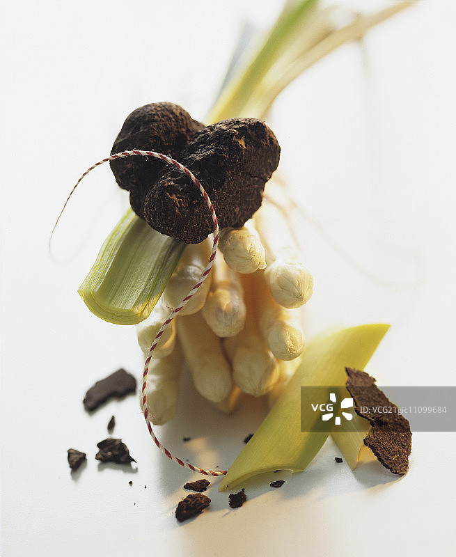 以白色芦笋、松露和韭葱为原料的静物图片素材