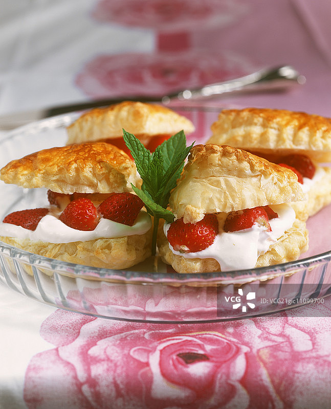 马斯卡彭草莓馅酥皮图片素材