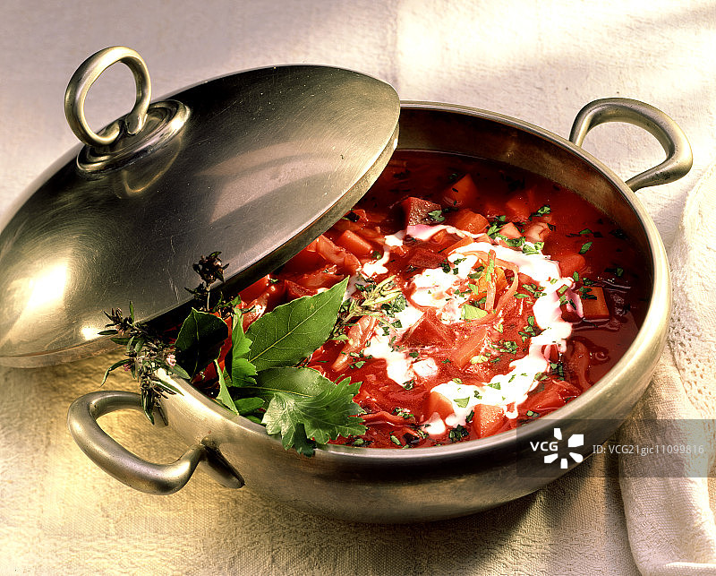 配有土豆、香草和酸奶油的罗宋汤图片素材