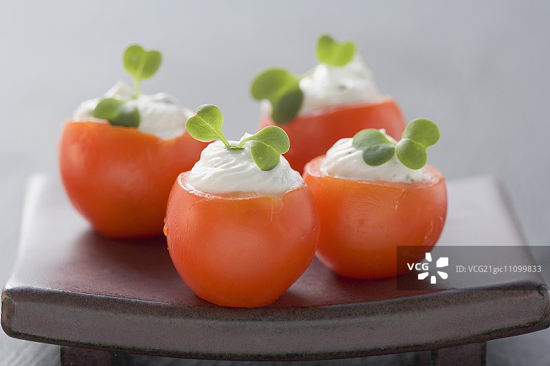 番茄配软芝士馅和水芹图片素材