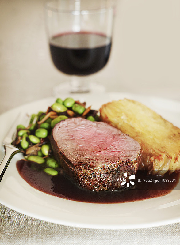 红酒汁配豆类的牛肉牛排图片素材