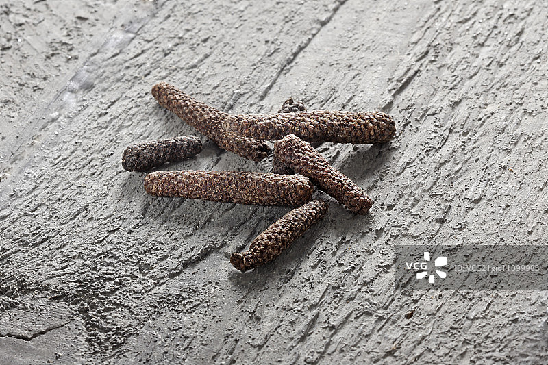 灰色木板上的长胡椒图片素材