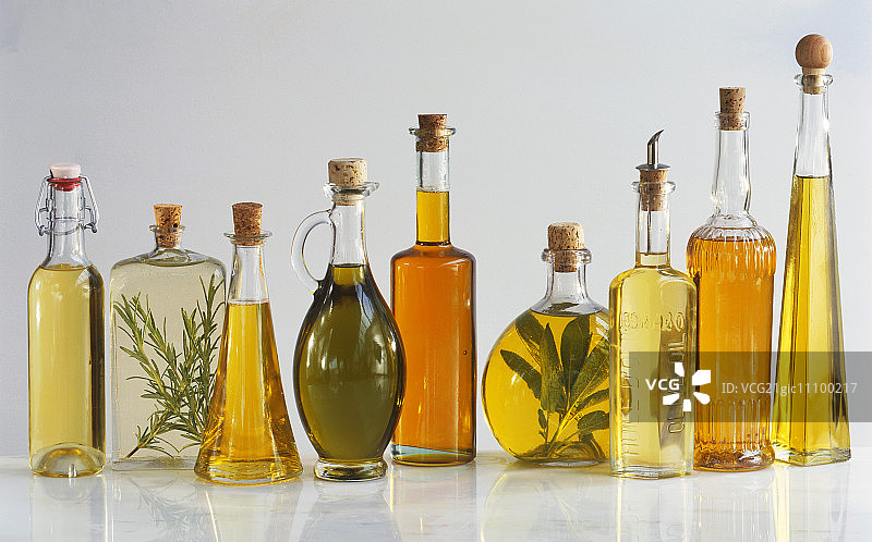 各种口味的瓶装食用油图片素材