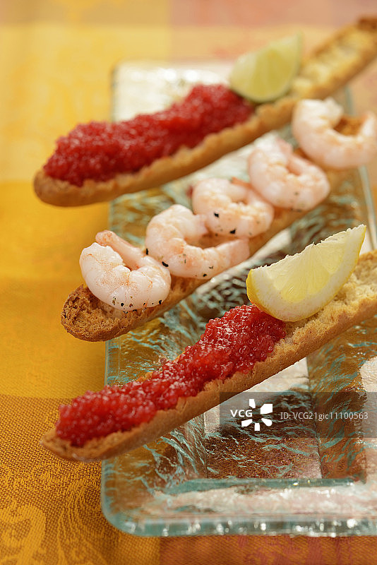 鲜虾和圆鳍鱼子酱馅饼图片素材