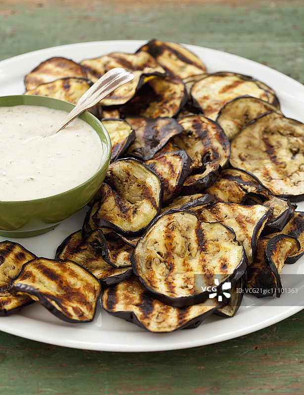烤茄片配酸奶酱图片素材