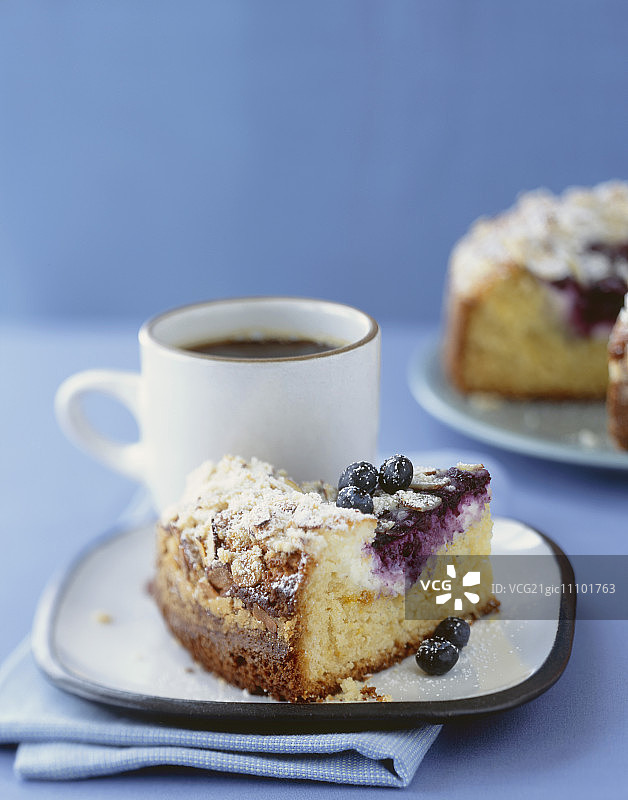 一块蓝莓咖啡蛋糕和一杯咖啡图片素材