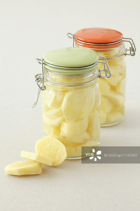 储物罐中的腌姜图片素材