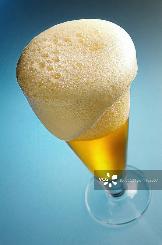 啤酒杯中啤酒满溢图片素材