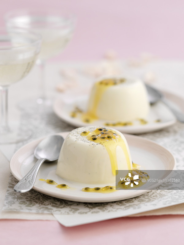 意式奶冻配百香果酱图片素材