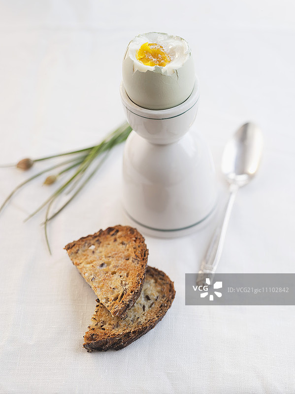 蛋杯中的溏心蛋配吐司和细香葱图片素材