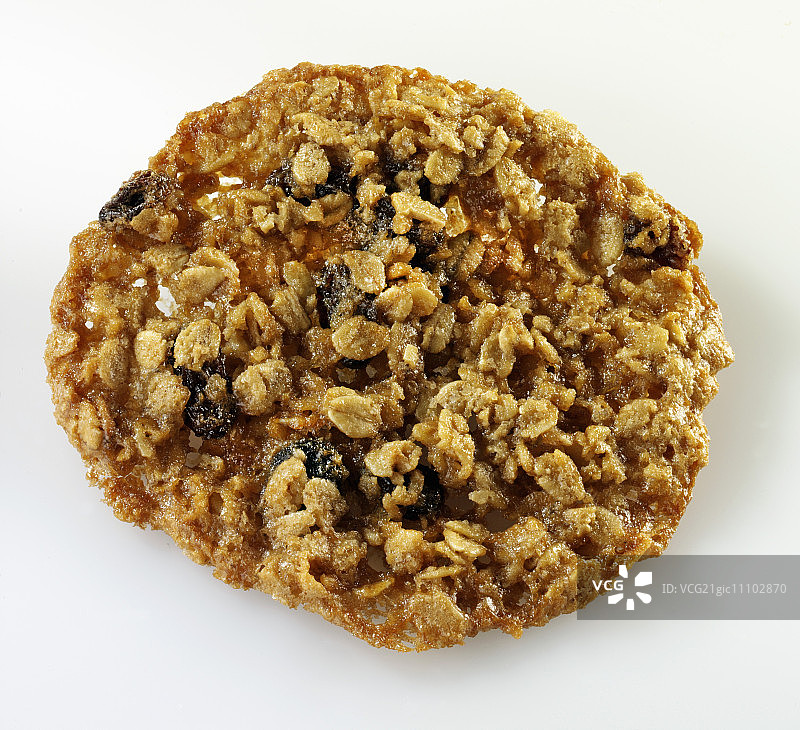 白色背景上的燕麦葡萄干饼干图片素材