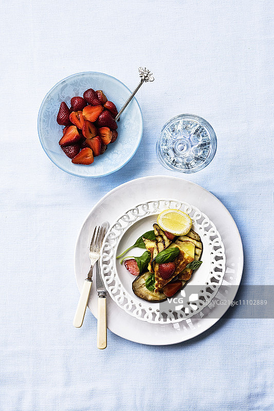 烤茄子配哈罗米干酪和草莓图片素材