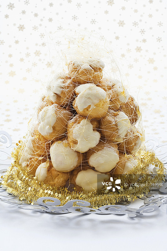 法式焦糖泡芙塔与圣诞蛋糕图片素材