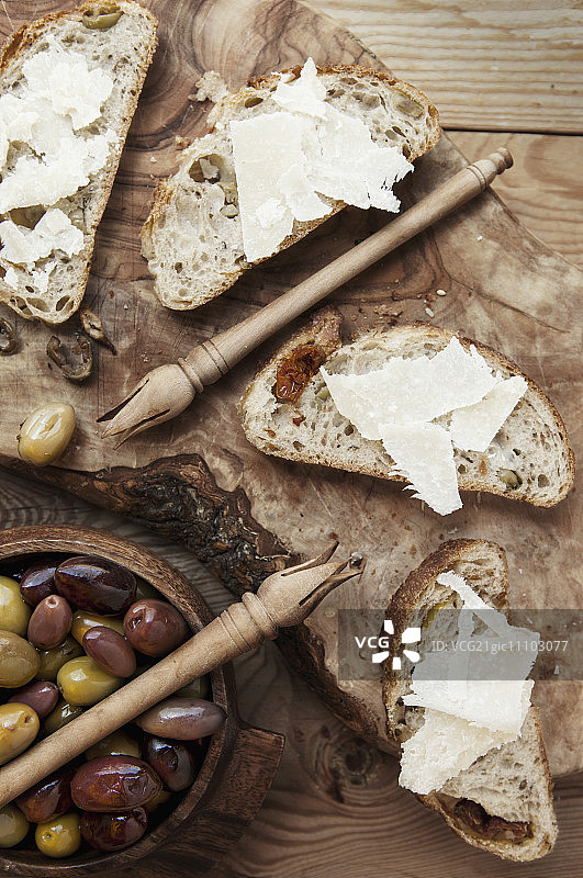 卡拉马塔橄榄、橄榄番茄面包配帕尔马干酪图片素材