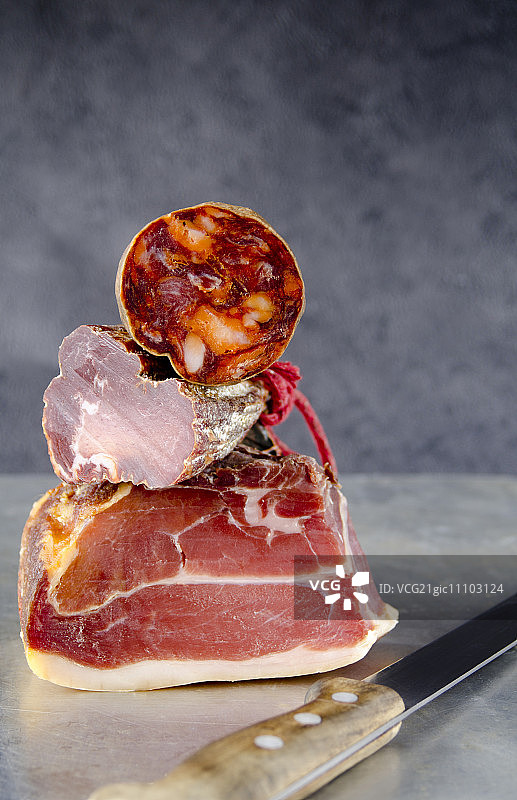 西班牙冷盘：塞拉诺火腿、香肠和里脊肉图片素材