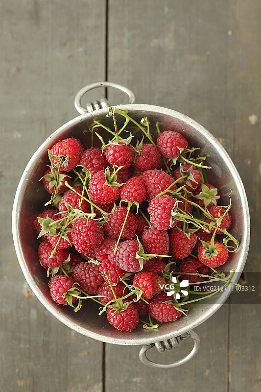 漏勺中的覆盆子图片素材