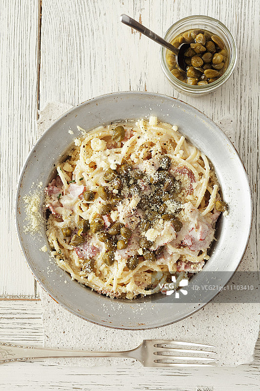 续随子和帕尔马干酪意式培根蛋面图片素材
