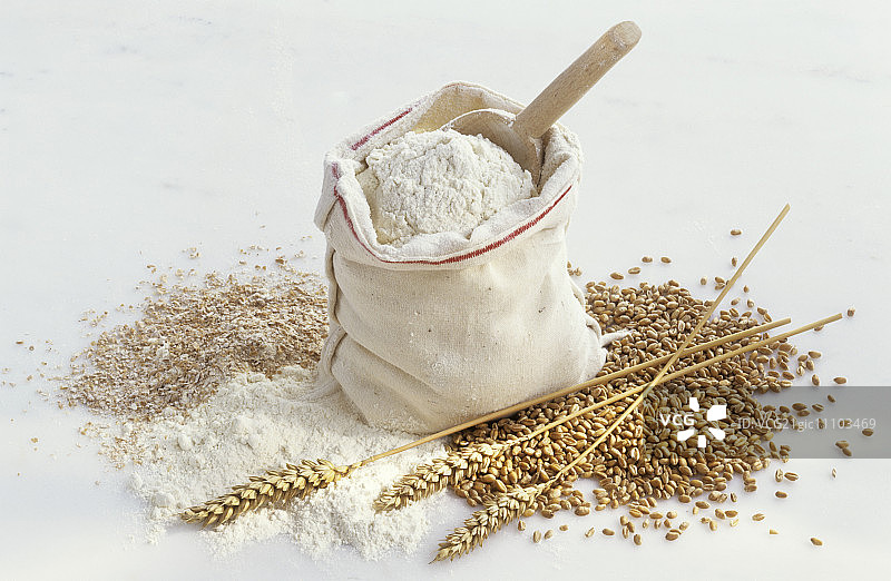 装有小麦的面粉袋图片素材