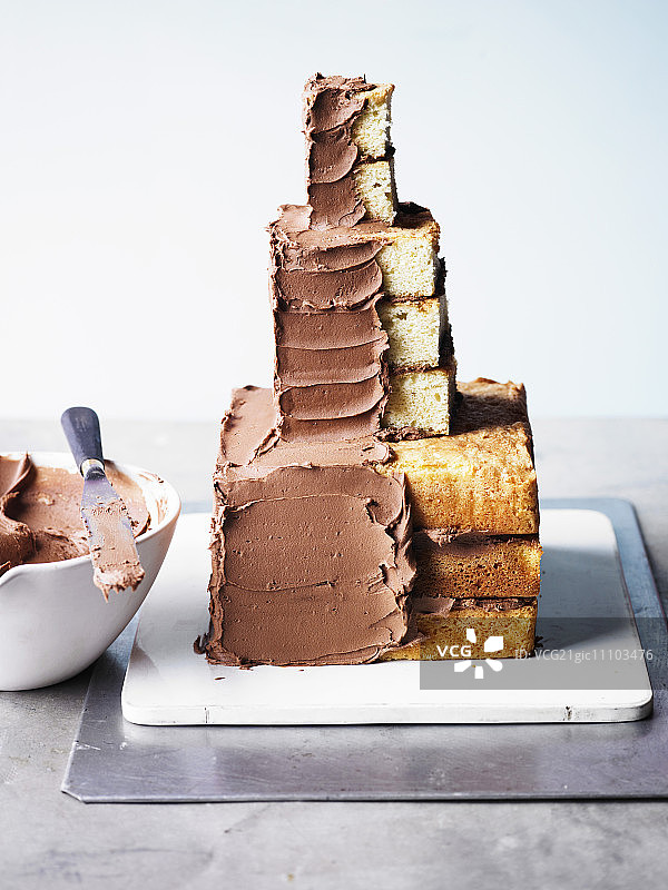 骑士城堡造型蛋糕涂抹巧克力奶油图片素材