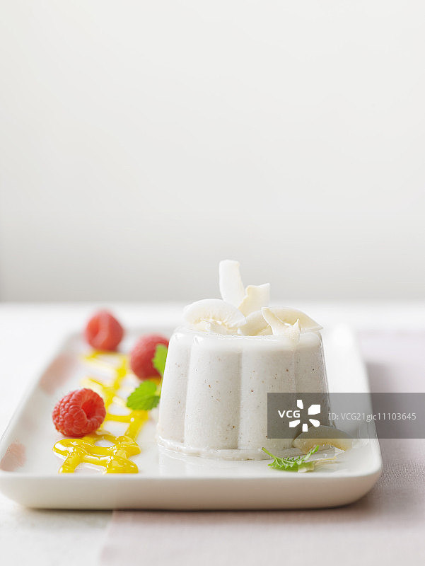 甜点托盘上的椰香意式奶冻图片素材