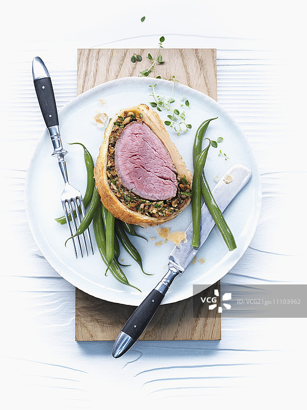 惠灵顿牛肉配青豆图片素材