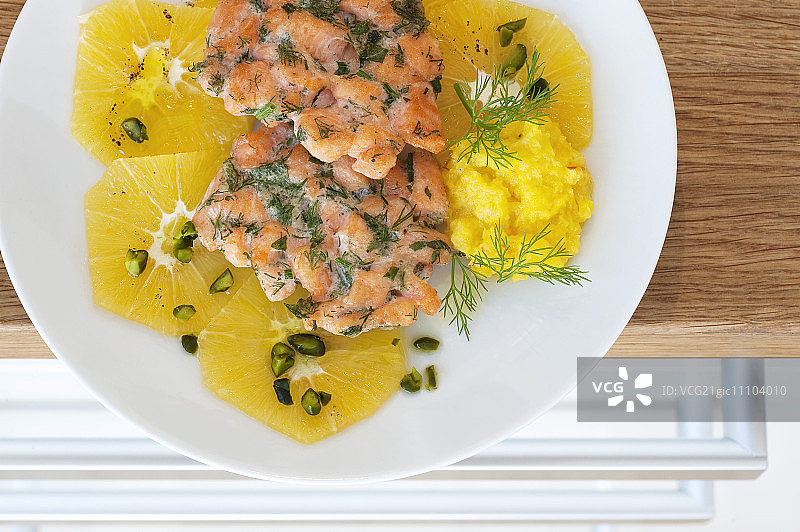 三文鱼油炸馅饼配茴香蘸酱和橙片图片素材