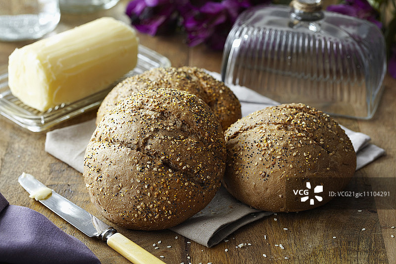 全麦面包卷和黄油图片素材
