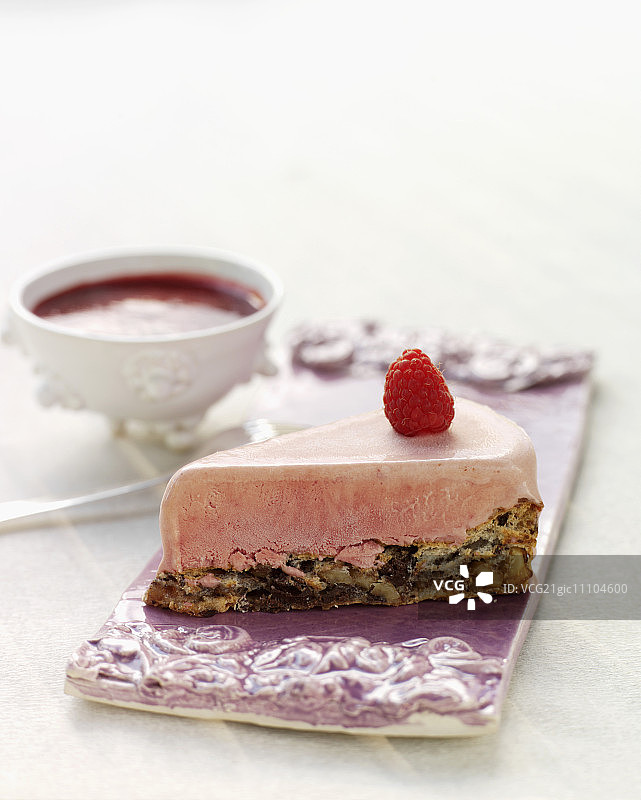 覆盆子冰淇淋蛋糕，含巧克力和核桃底图片素材