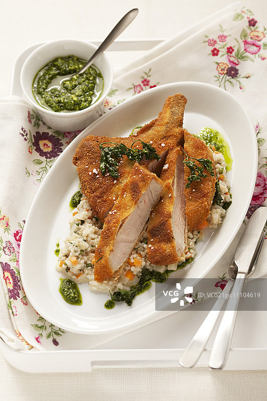 面包屑炸猪排配香蒜酱图片素材