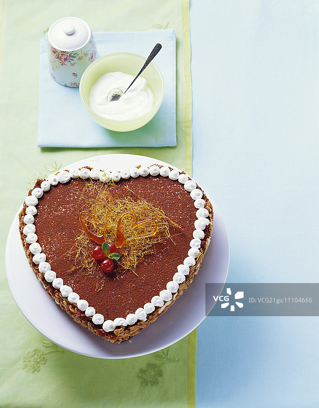 心形佛罗伦萨蛋糕，饰有可可和焦糖图片素材