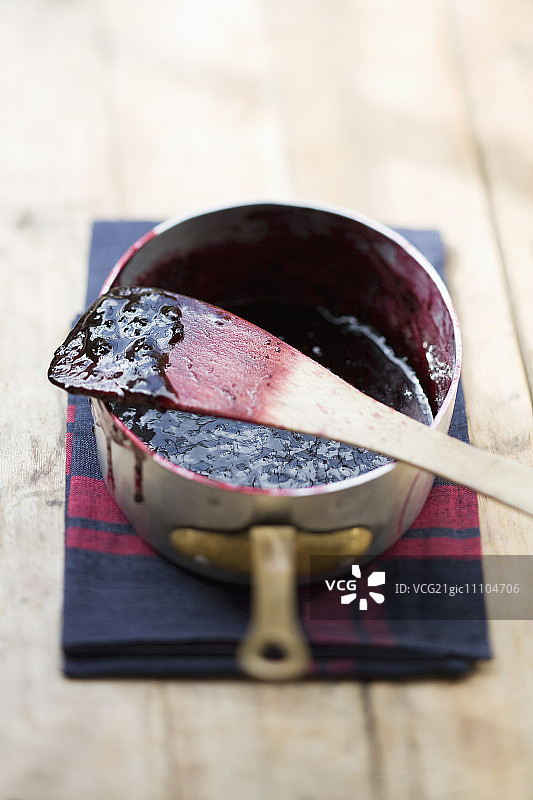 平底锅里的波森莓果酱图片素材
