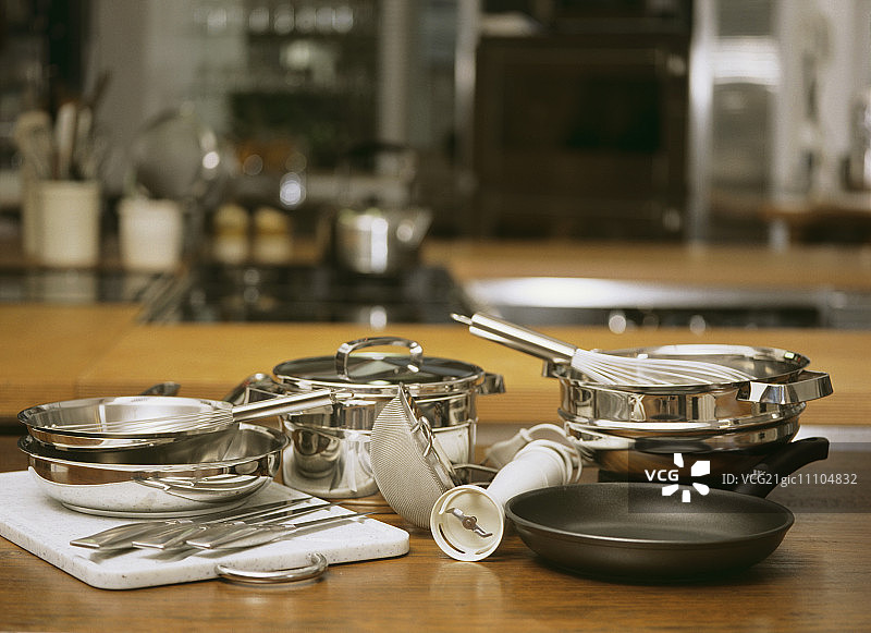 各种锅、平底锅和厨房用具图片素材