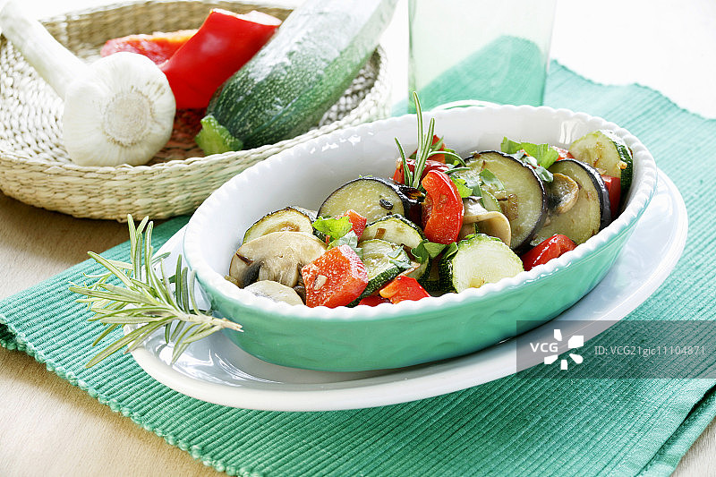 香煎蔬菜配西葫芦茄子甜椒（法国风味）图片素材