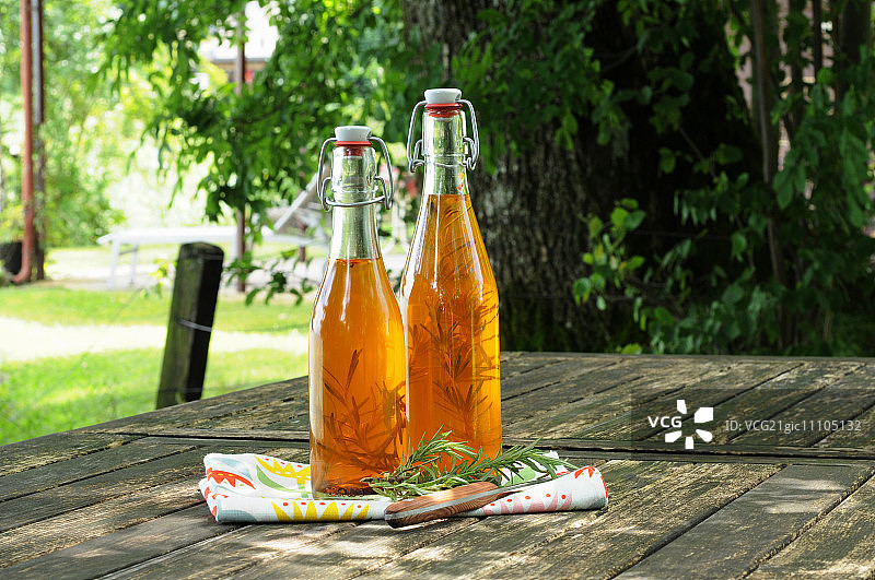 两瓶迷迭香辣椒油图片素材