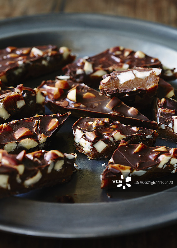 巧克力焦糖坚果块图片素材