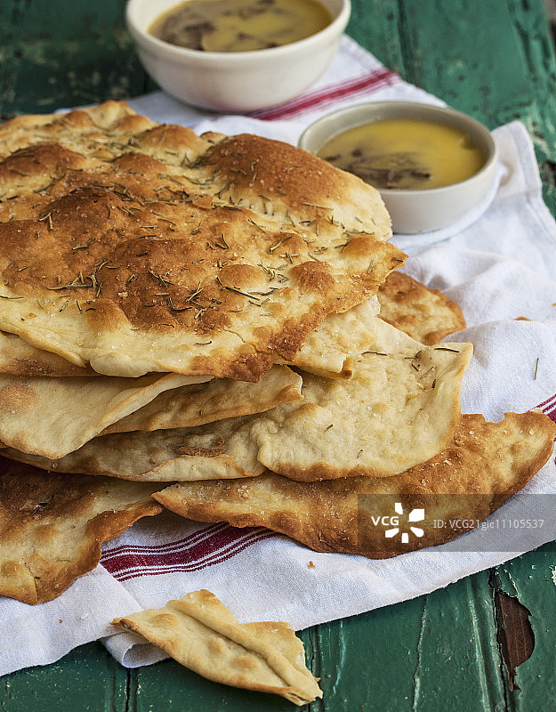 茶巾上的薄饼堆图片素材