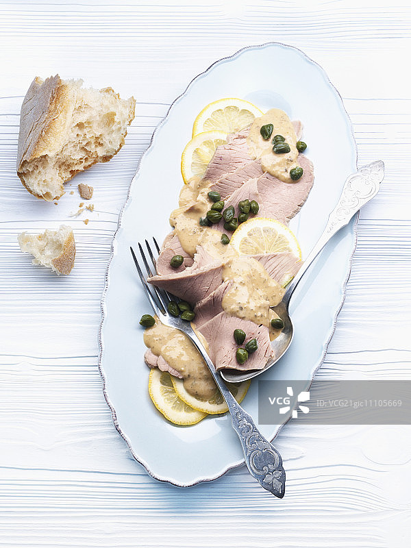 意式烩小牛肉配金枪鱼和刺山柑酱图片素材