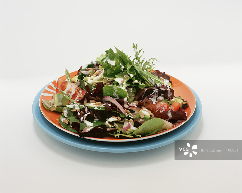 搭配牧场沙拉酱的混合蔬菜沙拉图片素材